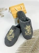Мужской плюшевый комплект Family Tradition велсофт халат + тапочки с вышивкой 2XL серый Мой лев - изображение 4