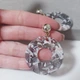 Сережки круглі з акрилу DeKolie MK0820 різнокольорові - зображення 9
