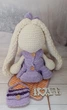 М'яка іграшка handmade Зайчик 45 см молочний в знімній бузковій сукні з сумочкою в'язаний гачком амігурумі - зображення 3