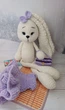 М'яка іграшка handmade Зайчик 45 см молочний в знімній бузковій сукні з сумочкою в'язаний гачком амігурумі - зображення 7