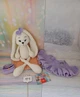 М'яка іграшка handmade Зайчик 45 см молочний в знімній бузковій сукні з сумочкою в'язаний гачком амігурумі - зображення 11