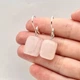 Серьги серебро с натуральным камнем Розовый кварц природной формы в Бархатной сувенирной коробочке (16125) - изображение 5