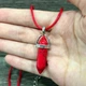 Кулон із натуральним Коралом у формі кристала шестигранника на кольоровому шнурку екошовк у сувенірній коробочці (11630) - зображення 3