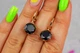 Серьги подвески Xuping Jewelry с черными камнями диаметр камня 10 мм серьга 2,5 см золотистые - изображение 1