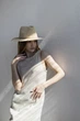 Шляпа федора женская летняя с тонкой рафии D.Hats светла бежевая с серебристой цепью - изображение 8