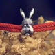 Модний браслет у вигляді красноглазого зайця на червоному шнурку, з медичного сплаву регульований - зображення 6