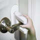 Дитячі обмежувачі 2 шт замок-блокатор на віконні та дверні ручки Door Lever Lock - зображення 7