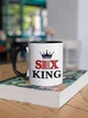 Чашка з принтом "King" на подарунок для хлопця, друга керамічна 330 мл біла з чорною ручкою - зображення 3