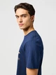 Футболка хлопковая длинная мужская Wrangler 112362792 L Темно-синяя с принтом (5401139262201) - изображение 5