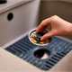 Коврик для раковины с каналами для отвода воды SinkShield (30×30 см) - изображение 3