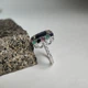Срібна каблучка з натуральним сапфіром 1.917ct, смарагдом, рубіном, вага виробу 5,01 гр (2182382) - зображення 2