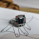 Срібна каблучка з натуральним сапфіром 1.917ct, смарагдом, рубіном, вага виробу 5,01 гр (2182382) - зображення 5