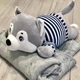 Мягкая игрушка собачка с пледом Bambi L1124 G, Серый плюш, 60 см (L1124 Grey-RT) - изображение 2