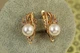 Сережки Xuping Jewelry попуррі з перлиною 2,2 см золотисті - зображення 1
