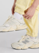 Spodnie dresowe damskie luźne New Balance Nb Athletics WP41513 S Żółte (197967309991) - obraz 9