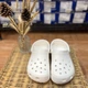 Дитячі крокси для дівчинки Crocs Classic Clog Kids White (30/31, білий) - зображення 4
