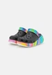 Жіночі крокси Crocs Classic Crush Spray Dye Clog (43-44, чорний) - изображение 3