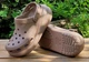 Жіночі крокси Crocs Classic Crush Clog Latte (37-38, коричневий) - зображення 12