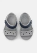 Дитячі сандалії для хлопчика Crocs Crocband Sandal Light Grey/Navy kids (30/31, сірий) - зображення 4