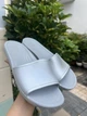 Жіночі шльопанці Сrocs Kadee Metallic Slide Sandals Silver (42-43, сріблястий) - изображение 2