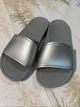 Жіночі шльопанці Сrocs Kadee Metallic Slide Sandals Silver (42-43, сріблястий) - изображение 3