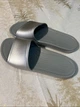 Жіночі шльопанці Сrocs Kadee Metallic Slide Sandals Silver (42-43, сріблястий) - изображение 4