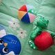 Погремушка яблоко и красный червяк IKEA SANDBI 005.644.62 - изображение 4