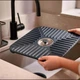 Коврик для мойки SinkShield 30×30 см со сливом, пластиковая защитная подставка в раковину - изображение 6