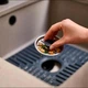 Коврик для мойки SinkShield 30×30 см со сливом, пластиковая защитная подставка в раковину - изображение 7