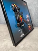 АРТ Рамка 2в1 на Стіну або Полицю 25x25см з моделью Bburago F1 Red Bull RB20 Сезон 2024 Season Model Car Масштаб 1/43 #1 Max Verstappen Ред Бул / Формула 1 / Type - B - зображення 7