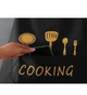 Водонепроницаемый кухонный фартук с принтом Cooking на завязках с карманом, черный с золотым (107215053) - изображение 5