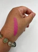 Зволожувальна матова губна помада Avon "Ультра" 21 Ультрарожевий (21 Electric Pink) 3,6г - зображення 2