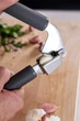 Прес для часнику KitchenAid Coreline KAS132OHCGG 19 см сірий - зображення 4