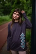 Дитячий джемпер для дівчинки прямого крою з принтом-вишивкою Носи своє 110 Сірий (p-14851-200527) - зображення 7