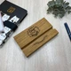 Стильна дерев’яна підставка для телефону з можливістю вибору гравірування (pidstavka-pid-telefon) - зображення 1