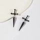 Сережка з мечем і кинджалом у готичному стилі чорна - зображення 2