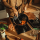 Patelnia wok Fiskars Functional Form 28 cm (6424002018773) - obraz 9