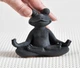 Бетонная статуя йога лягушка в медитации (Графит) GREYMIX Concrete Art - изображение 7