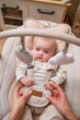 Инновационный укачивающий центр MoMi PEARL Бежевый электронные качели для младенцев 2в1 детские качели, шезлонг, автоматические качели с Bluetooth, таймером, регулировкой скорости, для новорожденных, шезлонг для младенцев - изображение 3
