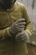 Стильні чоловічі флісові рукавички хакі якісні та практичні тактичні аксесуари для холодних днів та активного відпочинку на природі - зображення 4