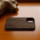 Накладка SkinBacker Wood для Apple iPhone 16 Американский орех (79602) - изображение 4