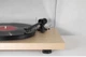 Виниловый проигрыватель Crosley C10 Natural Wood Hi-Fi, ручной проигрыватель для виниловых пластинок 33/45 об/мин, картридж Ortofon OM5e, антискейтинг, противовес тонарма, тяжелый диск, ременной привод + ПОДАРОК фонокорректор Pyle PP444 - изображение 7
