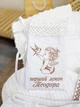 Крыжма для мальчика + мешочек Family Tradition муслин с вышивкой и кружевом 100х100 см белая монограмма - изображение 2