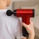 Массажер для тела и мышц аккумуляторный Fascial Gun, беспроводной массажный пистолет с 4 насадками и 6 скоростями, портативный электрический вибромассажер для глубокого массажа спины, шеи, ног, рук Красный, KH-320-Red - изображение 2