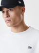 Bluza bez kaptura męska New Era Ne Premium Essential Os Crew 60752357 S Jasnoszara (0198976882789) - obraz 5