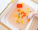 Kostki sensoryczne świecące w wodzie Glo Pals Light Up Cubes Daniel Tygrysek (0850016823496) - obraz 5