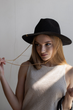 Шляпа федора летняя с тонкой рафии черная с золотистой цепью D.Hats - изображение 3