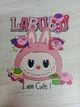 Термоналіпка термоаплікація "LABUBU x Kirby" "I am cute!" для одягу та текстилю - изображение 1
