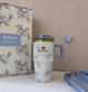 Термокухоль Stanley Love Shack Fancy 20 oz (591 мл) синій з бантиками у подарунковій коробці - зображення 1