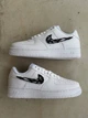 Женские кроссовки белые Air Force 1 Low Molten Metal Black Swoosh 40 - изображение 1
